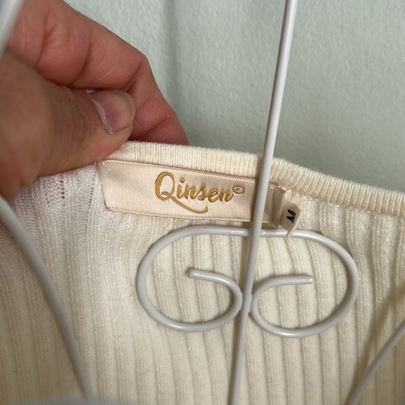 Chic Cream Ribbed Knit Blouse - Picture 4 of 7